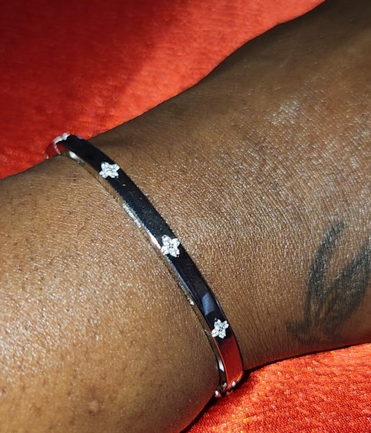 Hard clover leaf bangle